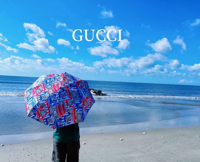 Gucci 古奇 字母图案 三折自动折叠晴雨伞 晴天遮阳 雨天遮雨 原单代工品质 带防紫外线涂层 长度30cm 方便外出携带.