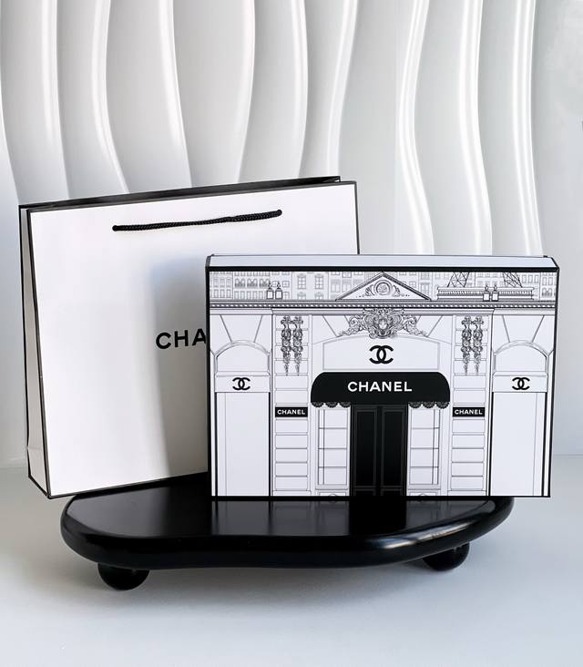 专柜品质 简约而不简单 香奈儿洗护三件套 香奈儿 Chanel 有太多值得我们回味的经典设计 它的创办者可可香奈尔 Coco Chanel 女士的一生 也是闪烁