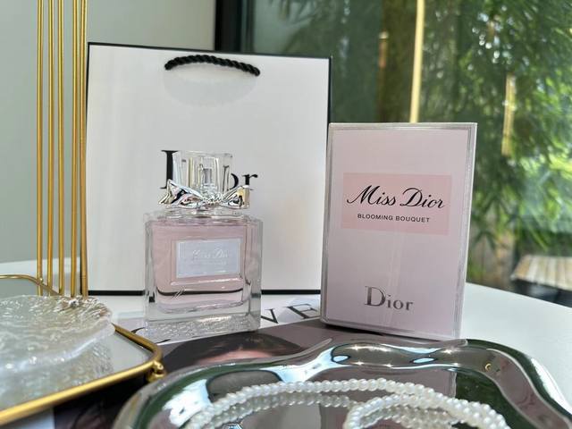 专柜品质 Dior 迪奥香水小姐花漾甜心淡香氛 人生的第一瓶香水 这款香水当时是盲买的 觉得味道很清香才选择入手的 花果香调 甜而不腻 宛如一个初出的少女 香调