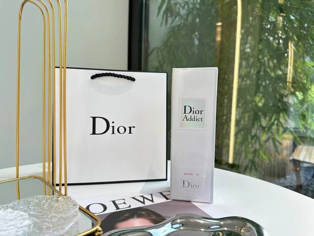专柜品质 Dior迪奥魅惑清新淡香水 0Ml 适合人群 活泼 俏皮 时尚的年轻女性 介于女孩跟女人之间 甜美又不失优雅 这款为花果香调 男生对香是没什么抵抗能力