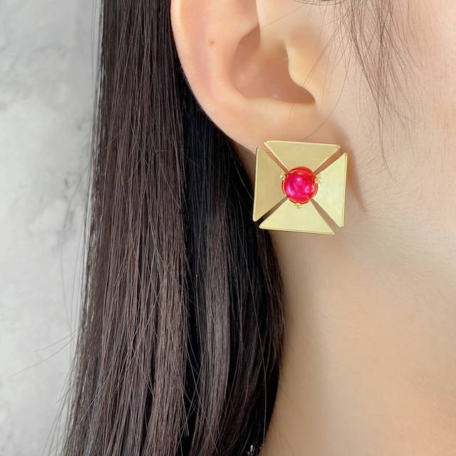 Ys92 Ysl圣罗兰时尚设计轻奢小众方形红珠子装饰耳钉 黄铜材料电镀18K金 颜色 金色 尺寸约 2. Cm*2. Cm .6Cm