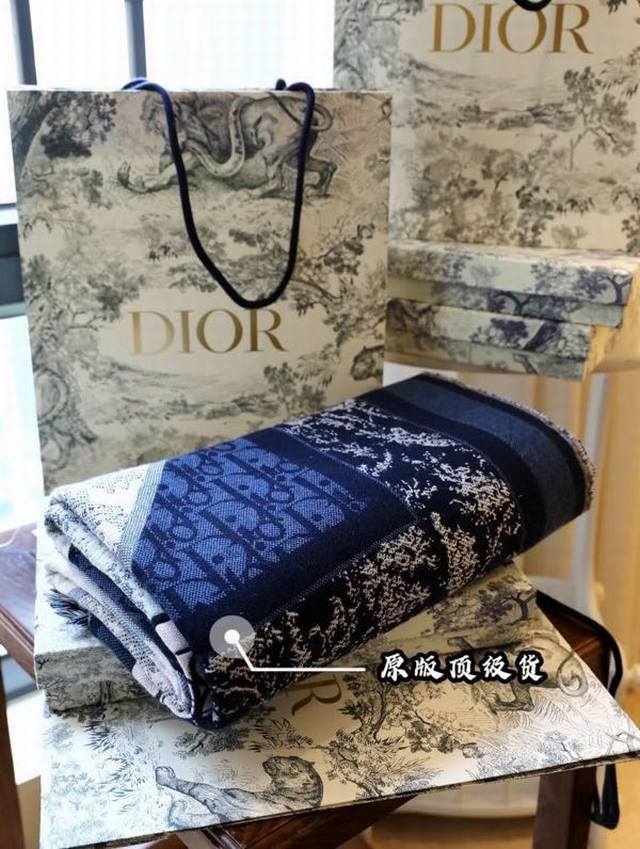 这款披肩来自 Dior 与艺术家 Kenny Scharf 的联名系列 采用蓝色和粉色羊毛面料精心制作 通体饰以 Dior And Kenny Scharf 提