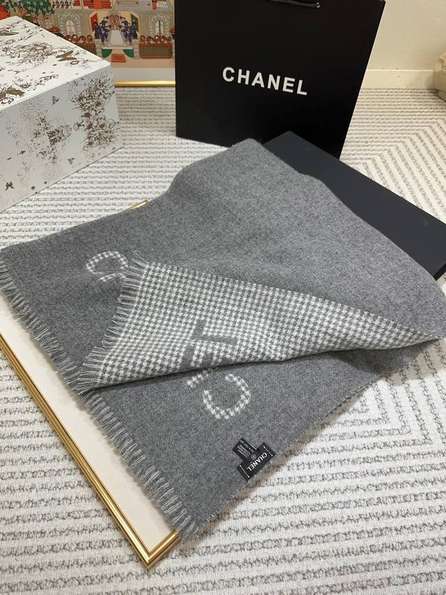 Chanel香奶奶尾单新款23B千鸟格拼色羊绒围巾 直接出欧洲的 正儿八经的正品订单 和大货一起出来 不用多流弊的文字 它是全世界最好的chanel 上身才会知