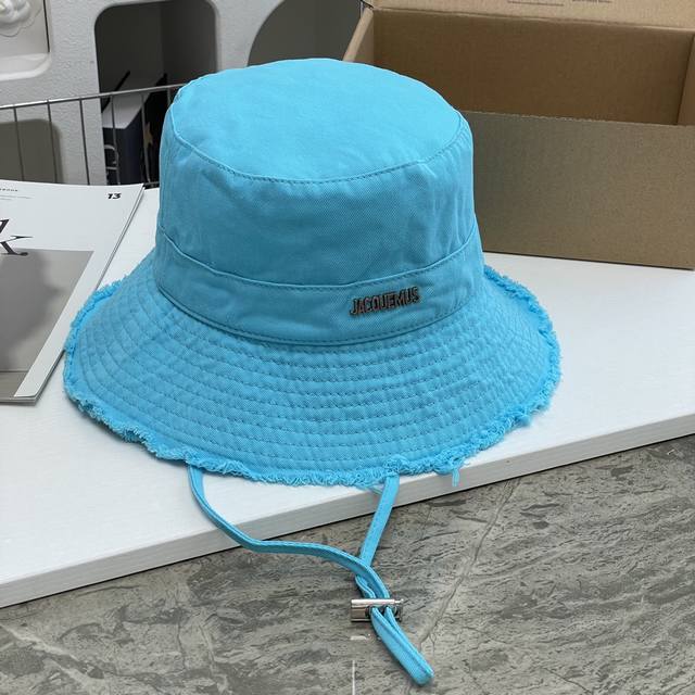 Jacquemus渔夫帽 都要买起来呀 实物太好看啦 非常百搭的颜色 +磨边的设计 能让整套穿搭提升的好物 推荐今日就它了 这几年jacquemus的渔夫帽真的