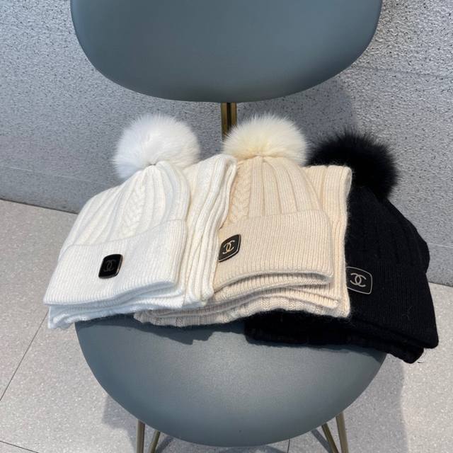 Chanel香奈儿 官网最新羊毛针织帽子狐狸毛球围巾套装 市场独家高版本 细节对花对色 专柜正品品质 欢迎比较 非常柔软亲肤 弹性很好有质感又非常百搭的款式~保