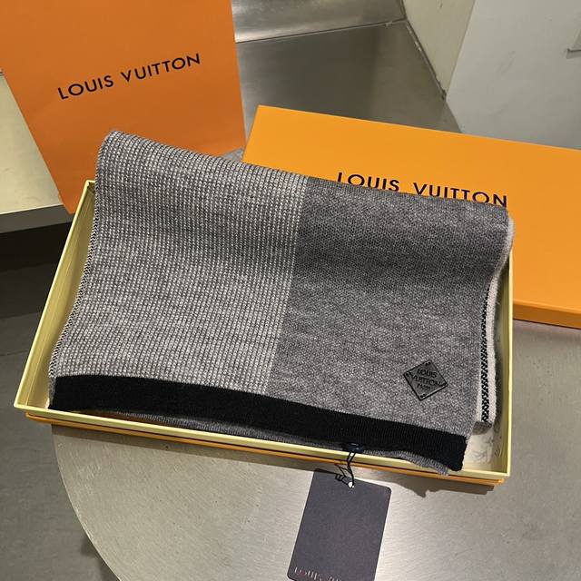 Louis Vuitton 路易威登驴家的男款围巾就且买且珍惜吧 男款真的很少 一年也就出几款 都是出口订单所以比较难遇 男人的东西讲究少而精 好看1男款一定要
