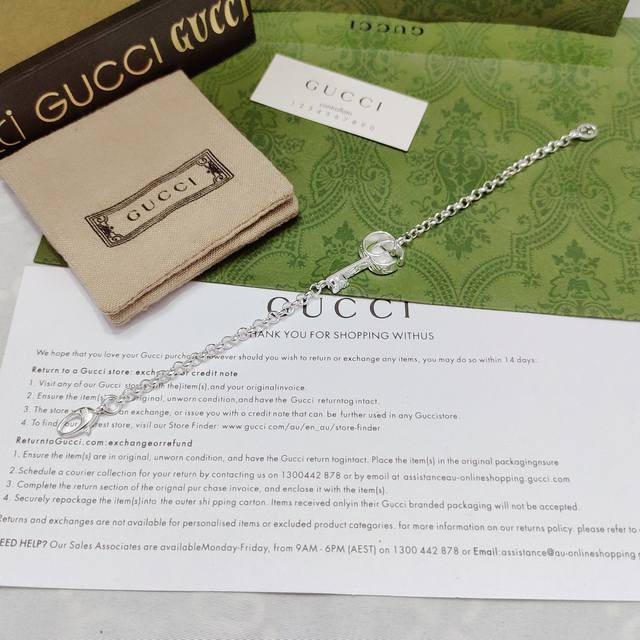 Gucci这款手链巧妙融入顶部饰有标志性双g元素的钥匙吊坠 彰显设计匠心 Gucci珠宝系列秉承匠心工艺和精美设计 以低调手法彰显特色 缔造一系列充满当代风格和