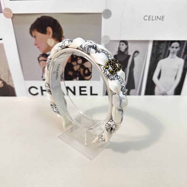 配专柜包装 Chanel 香奈儿 最新发箍# 信我 人手必备的单品 这件必须买 洋气神仙颜值 小仙女要收了它 谁戴谁好看