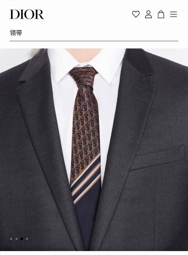 配包装 这款领带采用灰色桑蚕丝精心制作 饰以 Oblique 印花 点缀以灰色和白色提花条纹图案提升格调 优雅精致 可与各式西装搭配 为造型增添图案元素 Obl