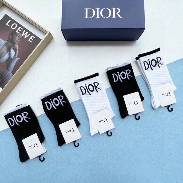 配包装 一盒五双 Dior 迪奥d家新品袜子 D家专柜同步短袜 Dior标志 超级吸睛 实物超漂亮 纯棉材质 透气舒适 Ins超火爆小单品 大牌出街 潮人必备超