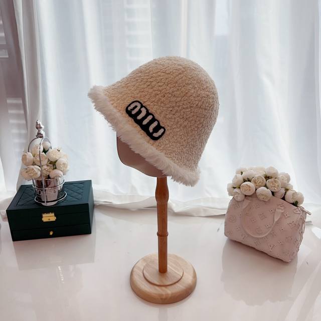Miumiu新款羊羔绒渔夫帽桶帽 毛边装饰帽檐 氛围感神器 真的巨美