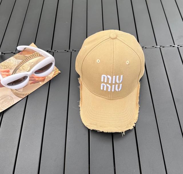 Miumiu 新款刺绣logo 棒球帽 帽型端正 日常出街随便搭一下