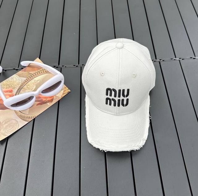 Miumiu 新款刺绣logo 棒球帽 帽型端正 日常出街随便搭一下