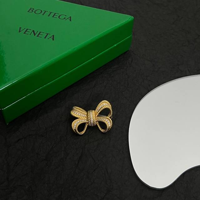 Bottega Veneta Bv胸针 金属感十足 特别特别赞 整体细节非常令人惊喜 设计感十足 必须为世家的设计点个大大的赞 不仅带出个人自信及品味 款式典雅