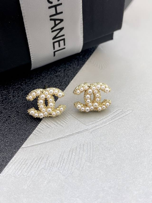 Chanel 经典款珍珠耳钉 一致黄铜材质
