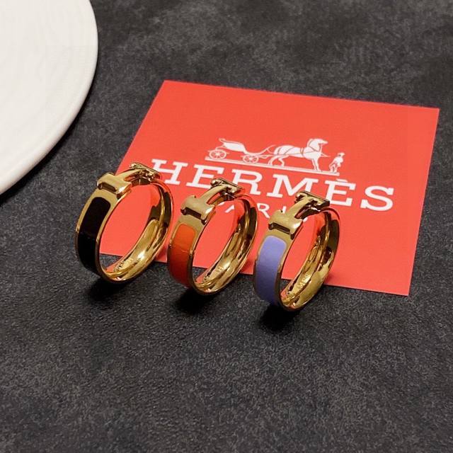 Hermes爱马仕性价比最高的戒指一眼看中了它 保色精钢镀18K金材质 有黄金色国内专柜 8 这款戒指简洁大方 可以算是hermes家性价比很高的东西了 可以做
