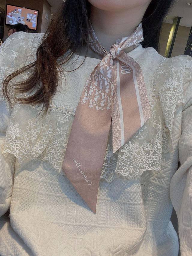 配包装 新款这款 迪奥montaigne Mitzah 发带丝巾从标志性的 Dior 精品店地址汲取灵感 老花字母配条纹的款式经典 造型修长 两端尖角设计 背面