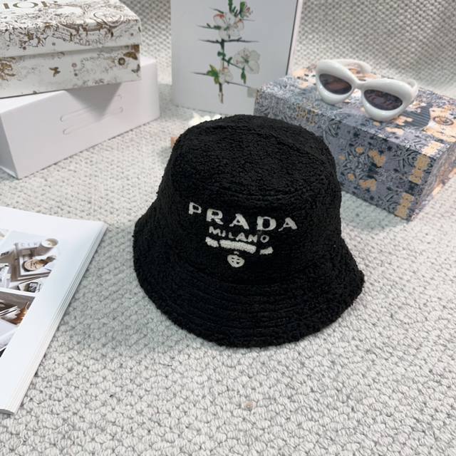 Prada普拉达新款羊羔毛渔夫帽 完全是超级完美的诠释了甜酷风 简直太爱了 上头性感又帅气 双双在线 没有哪个女孩子拒绝的了毛绒绒的单品哦