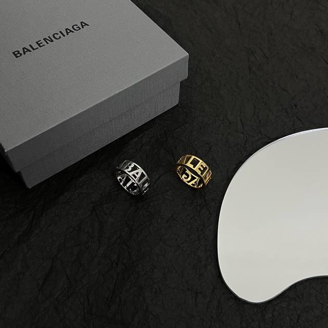 巴黎世家 Balenciaga 字母戒指 简单大方 大牌金质感饱满 搭配衣服超好看 码数 678