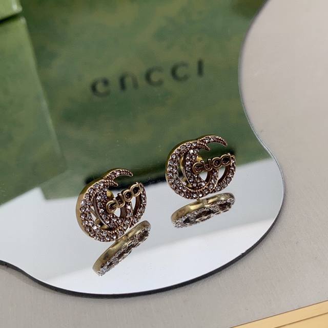 Gucci双g古驰耳钉 作为品牌的标志性元素 运用品牌首字母以别致的方式呈现 令整款设计更显精致典雅的气息 融合了品牌的多个标志性元素 简约百搭 时髦个性金银两