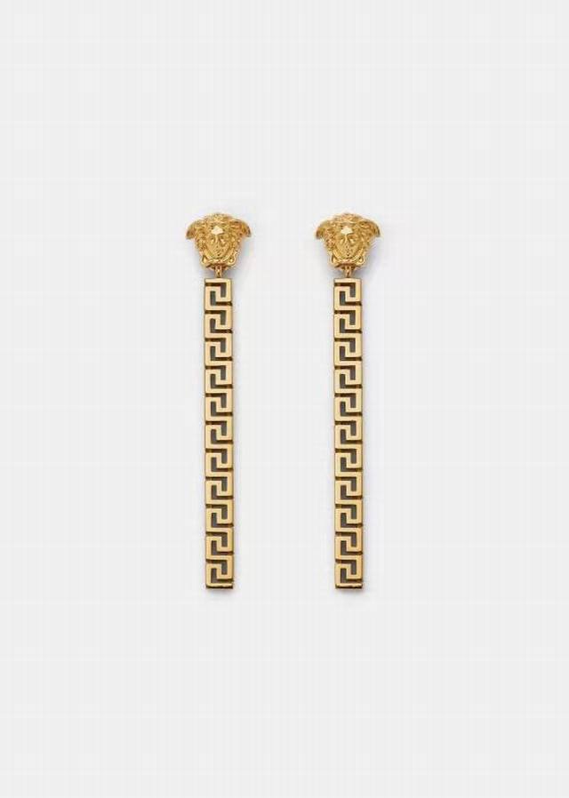 范思哲versace此款金色耳坠是一款优雅十足的配饰 饰有一枚美杜莎铆钉和一个希腊回纹长吊坠 7