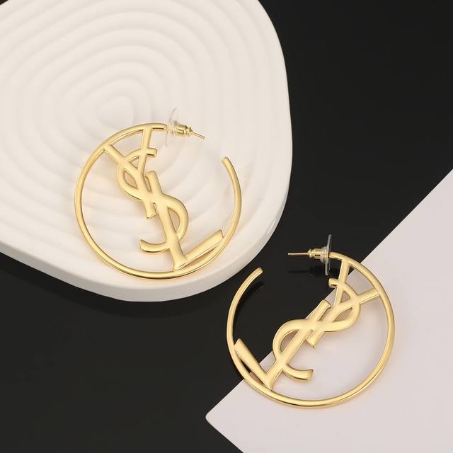 Ysl 圣罗兰大圈圈字母耳钉 原装黄铜材质 Yves Saint Laurent 创立于1961年 优雅抽象大胆别致的设计风格使它成为奢华时尚界著名的品牌之一