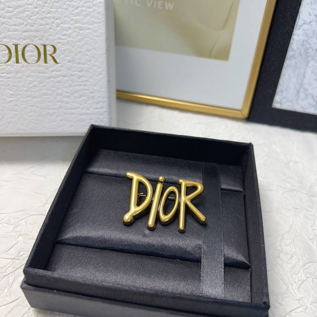 Dior迪奥 Dior胸针 经典爆款简约logo胸针复古大气上档次精致小仙女必入单品宝藏款 闭眼入推荐款 单 131 66