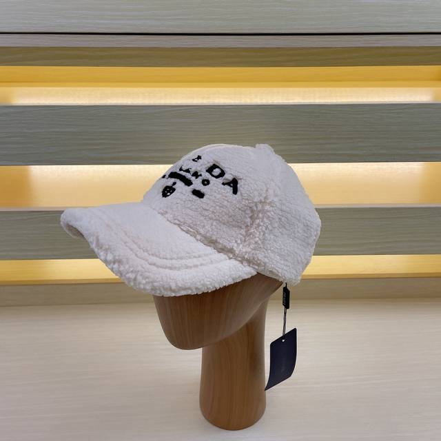 Pr Da 普拉达新款羊羔毛棒球帽 完全是超级完美的诠释了甜酷风 简直太爱了 上头性感又帅气 双双在线 没有哪个女孩子拒绝的了毛绒绒的单品哦