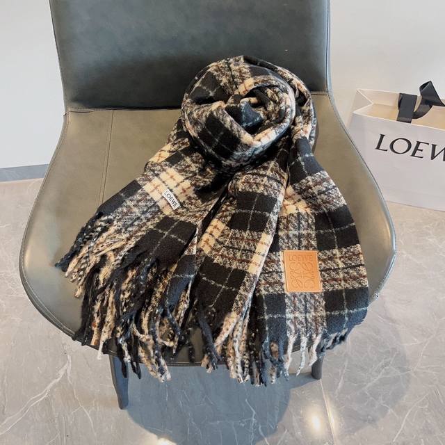 Loewe超美新款羊围巾 超级推荐入手 质感好货 罗意威主打的围巾~披肩 据说超难买哦 做工非常精致 很有分量 我们的价格真的超级值 这个围巾最大的感触就是:超