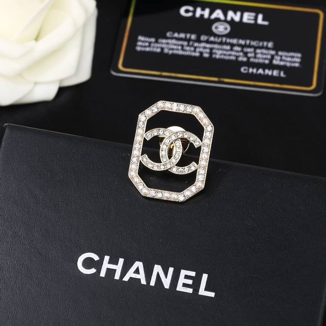 香奈儿 Chanel 秋冬系列 钻石 双c胸针 别有心机设计的一款 超级完美 时髦元素添加