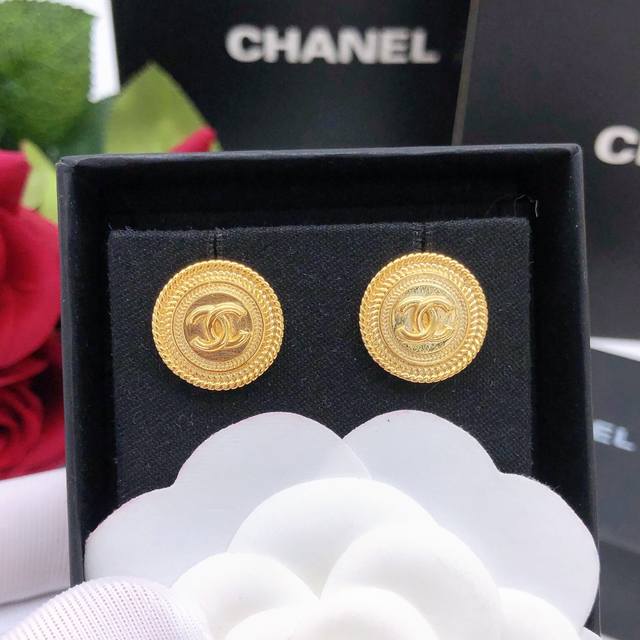 编号xe 189 Chanel 新款链条圆形双c纽扣耳钉 9 银针 一致黄铜材质