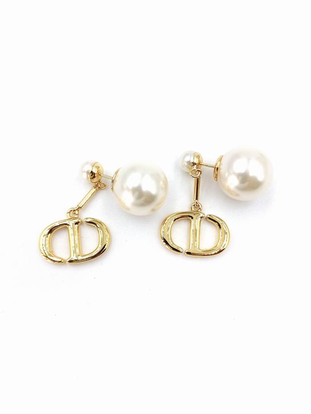 Dior 最新款珍珠cd字母耳环 一致zp黄铜材质