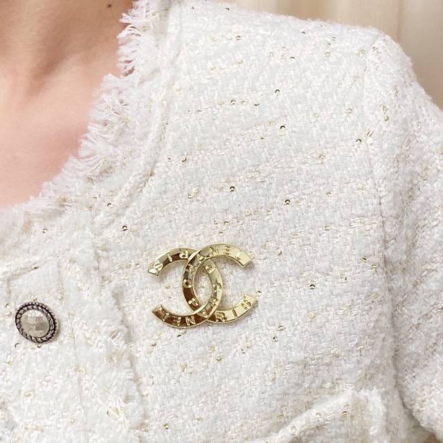 Chanel小香 专柜新款古金香奈儿胸针 是最懂女人的饰物 那些倾注了全部心血去做自己的女人 往往更珍惜胸针的意义 香奈儿女士把胸针别在帽子上 并告诉那些模仿她