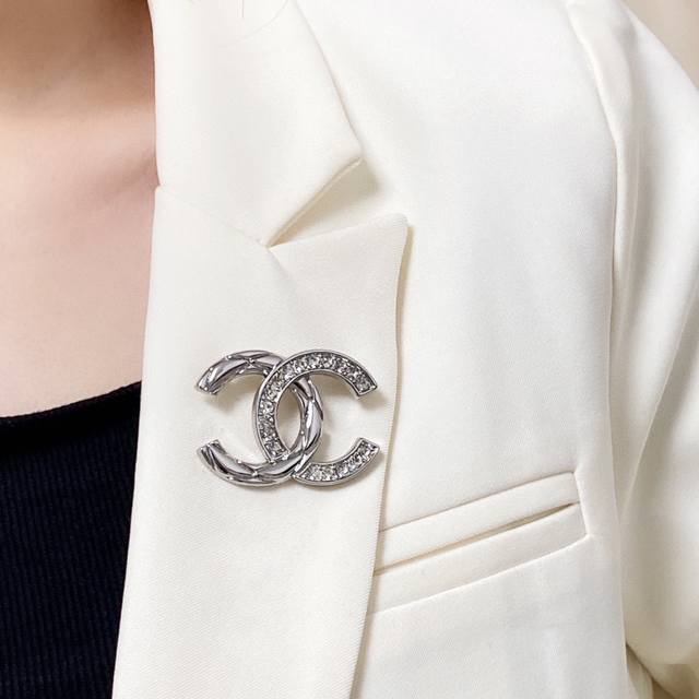 Chanel小香 专柜新款镶钻香奈儿胸针 是最懂女人的饰物 那些倾注了全部心血去做自己的女人 往往更珍惜胸针的意义 香奈儿女士把胸针别在帽子上 并告诉那些模仿她