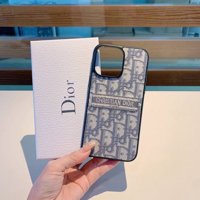 新品上架 Dior刺绣布艺全包手机壳 型号 为了不出现报错型号 请打开本机查看手机设置显示的型号 Iphone Pro Max 6.7 Iphone Pro 6