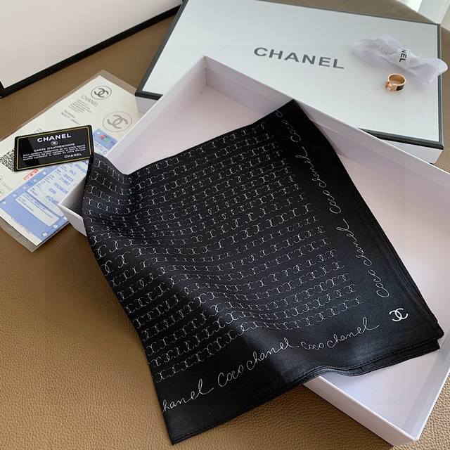 香奈儿-Chanel 热卖款推荐 经典真丝系列 C家连笔字母双c Logo元素优雅大方 绕在颈间超级完美简直丝巾界的尤物 自留穿搭必备款式 送礼自留都是很好的选