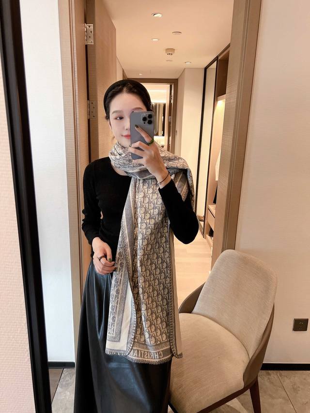 Dior 迪奥 精美三角针锁边设计 最新款围巾 女士的福利 超温柔洋气的双面设计 感觉这个比以往的设计都更显年轻更显温柔更气质有木有 感觉她能与一万件上衣匹配在