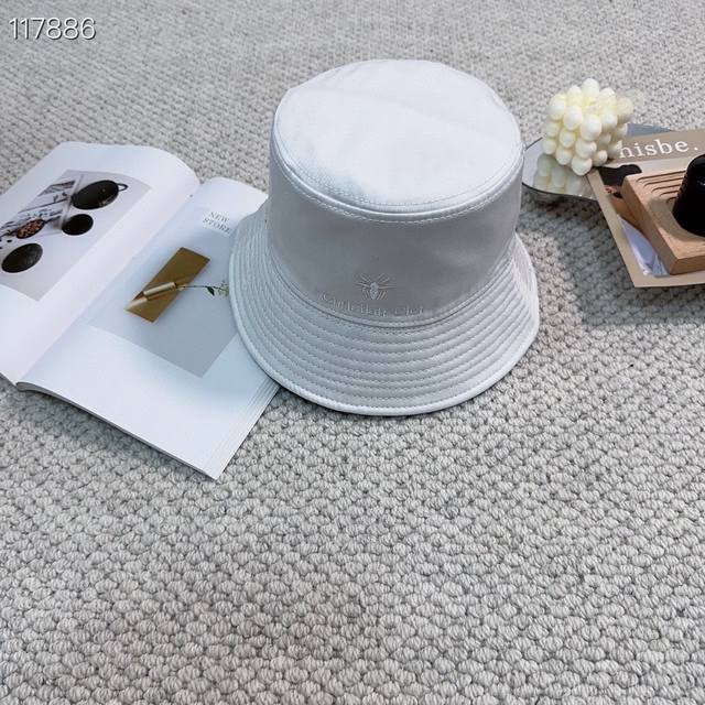 Dior秋款渔夫帽 非常适宜佩戴的渔夫帽 薄料设计 透气不闷头 颜色也非常鲜艳 在春夏也不会沉闷