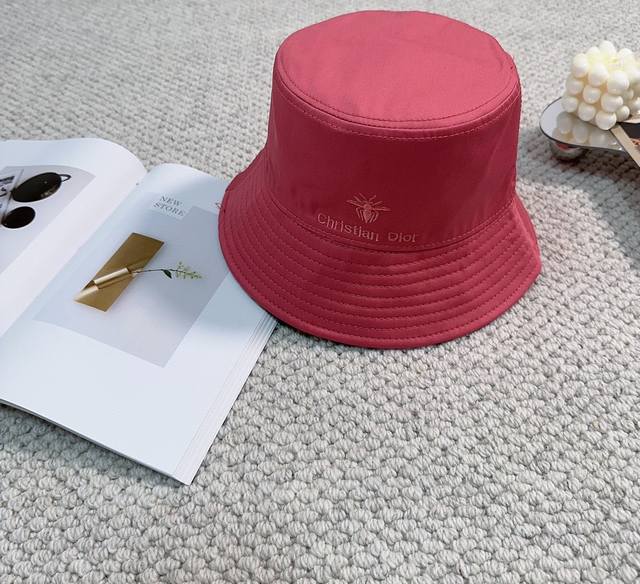 Dior秋款渔夫帽 非常适宜佩戴的渔夫帽 薄料设计 透气不闷头 颜色也非常鲜艳 在春夏也不会沉闷