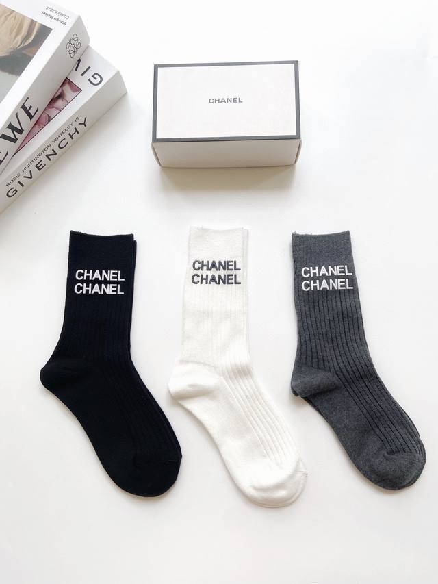 配包装 一盒3 双 Chanel 香奈儿 经典字母logo 纯棉中筒袜 小腿袜 Ins爆款 专柜在售ing 好看到爆炸 超高品质 经典不过时 潮人必不能少的专柜