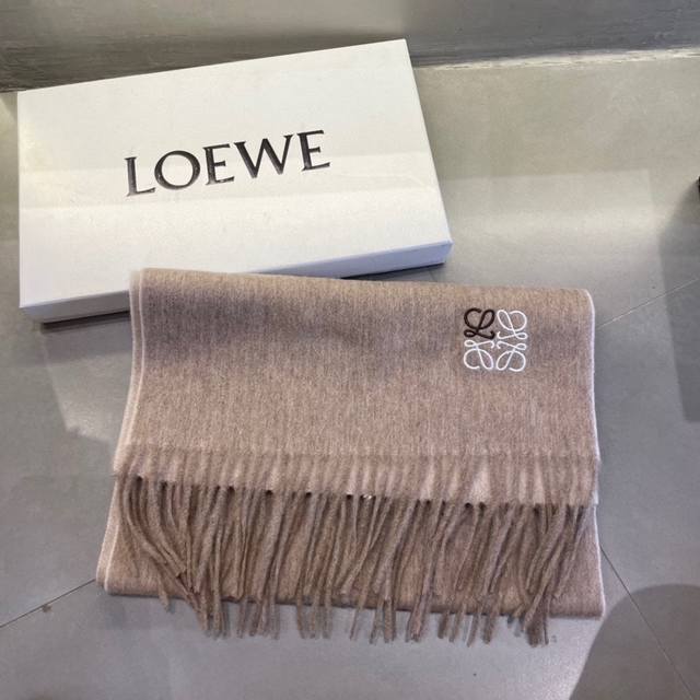 怒赞强推 数量很有限男人们女人们的精品 Loewe专柜最新限量logo 进口刺绣完成 精致度无敌超好的原料 水波纹手感有如婴儿肌肤 柔嫩舒服 而且这种机会真的很