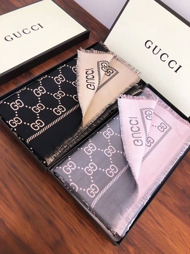 经典gucci长巾~也是提升气质和品味的好单品开售以来评价都非常好 四季必备 真的无敌实用 Gucci难得的丝毛长巾专柜的限量版 锁边都是特别的设计面料手感真的