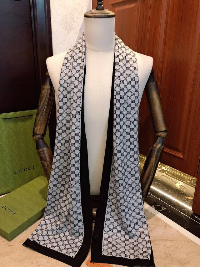 Gucci 古驰 同步专柜 高端羊绒针织围巾 可正式 可随意 非常classical的男款设计 这款织法比较难 又很费纱线 工艺难度非常大 这样的老花男款围巾