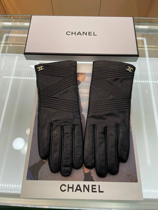 Chanel火爆朋友圈的女式真皮手套 采用埃塞俄比亚进口触屏羊皮 简单大方的静面款式添加小logo扣 超柔加绒内里佩戴舒适