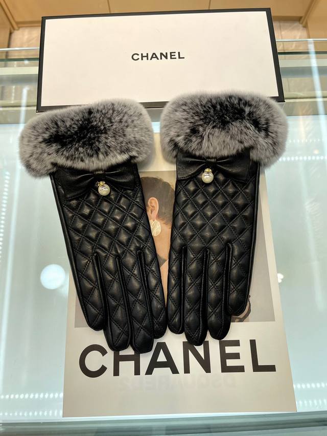 新款独家首发 Chanel香奈儿 女士新款高档羊皮手套女神首选 不可错过 一级绵羊皮 皮质细腻柔软 羊绒内里保暖更佳 女神集美们们必备顶级做工 任何细节都不放过