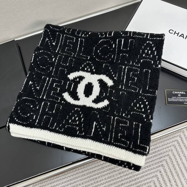 Chanel提花字母的设计非常立体 视觉凹凸感很墙裂 辨识度极高的时尚针织围巾规格xcm 52%山羊绒 绵羊毛 13%桑蚕丝