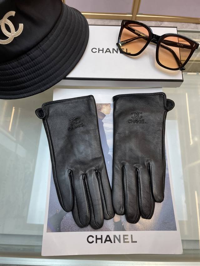 Chanel火爆朋友圈的女式真皮手套 采用埃塞俄比亚进口触屏羊皮 简单大方的款式添加小logo扣 超柔加绒内里佩戴舒适