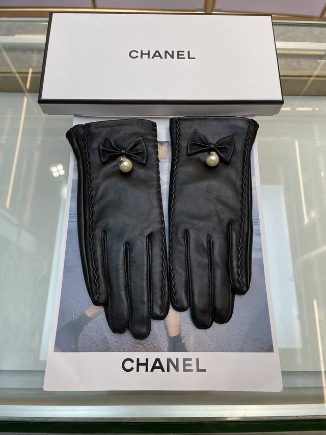Chanel火爆朋友圈的女式真皮手套 采用埃塞俄比亚进口触屏羊皮 简单大方的款式添加小logo扣 超柔加绒内里佩戴舒适