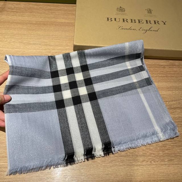 Burberry最新金属感格纹今年专柜主打bling Bling真丝羊绒款专柜售价3285 + 真丝羊毛绒混纺系列 非常适合四季的款~这款值得收藏每个颜色.面料