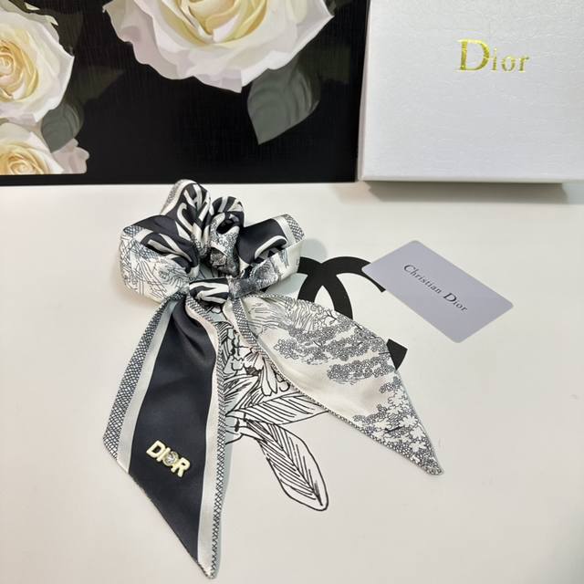 单个 配全套包装 Dior 迪奥 爆款宫廷风真丝发圈 专柜款出货 一看就特别高档 超级百搭 必须自留